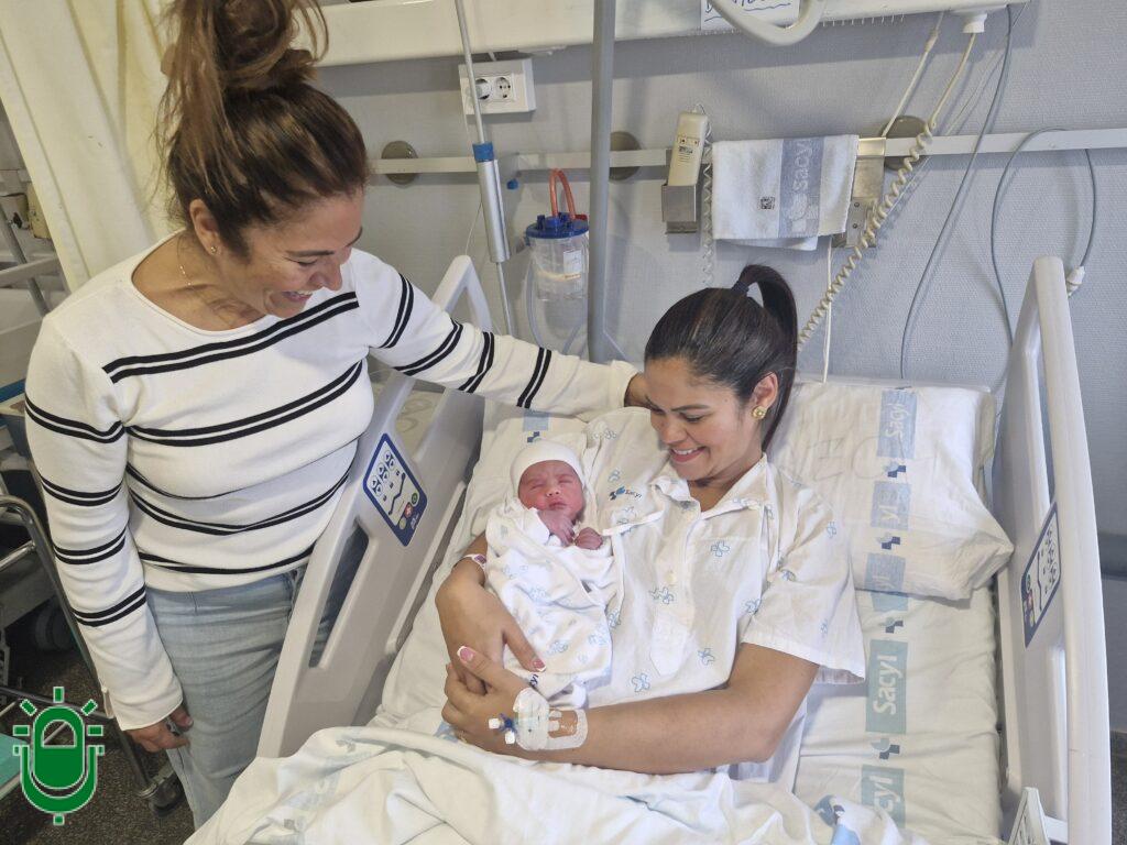 El primer bebé de El Bierzo con su madre y su abuela