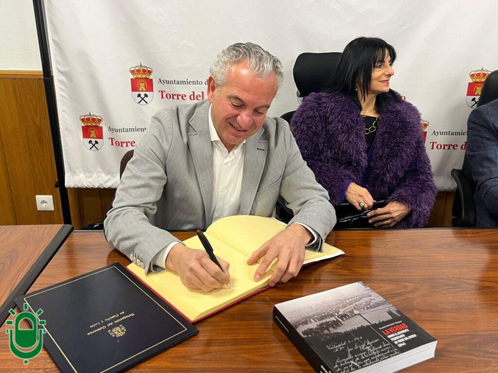 Nicanor Sen firma en Torre del Bierzo. 2 feb 2025