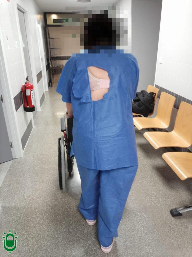 4 CELADORA TRASLADANDO PACIENTE UNIFORME DESECHABLE ROTO