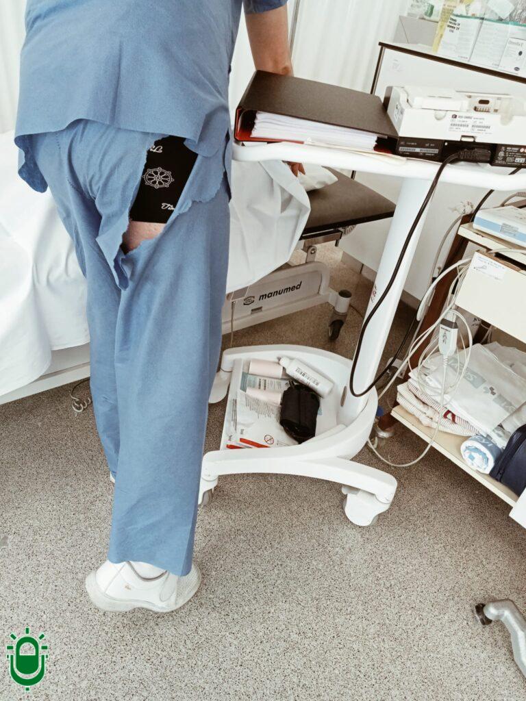 5 PANTALÓN DESECHABLE RASGADO ENFERMERO