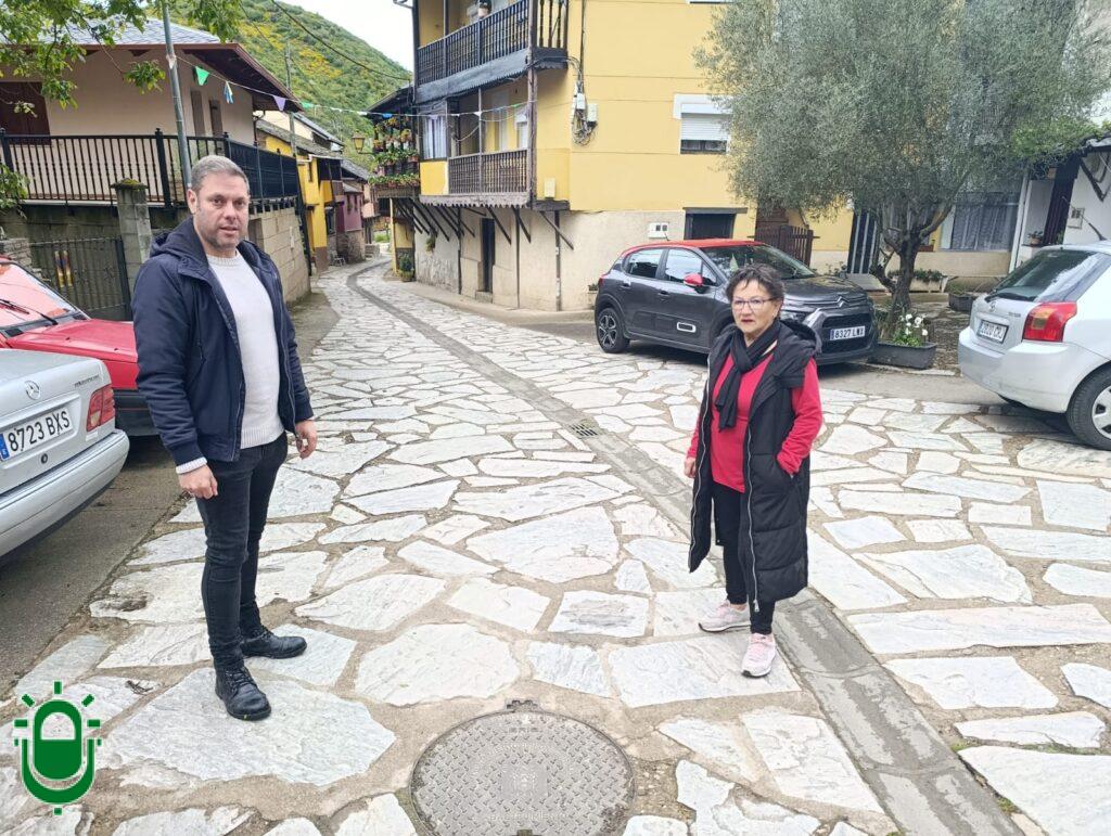 Calle Real Valdecañada Iván Alonso y alcaldesa de Barrio Joaquina Fernández