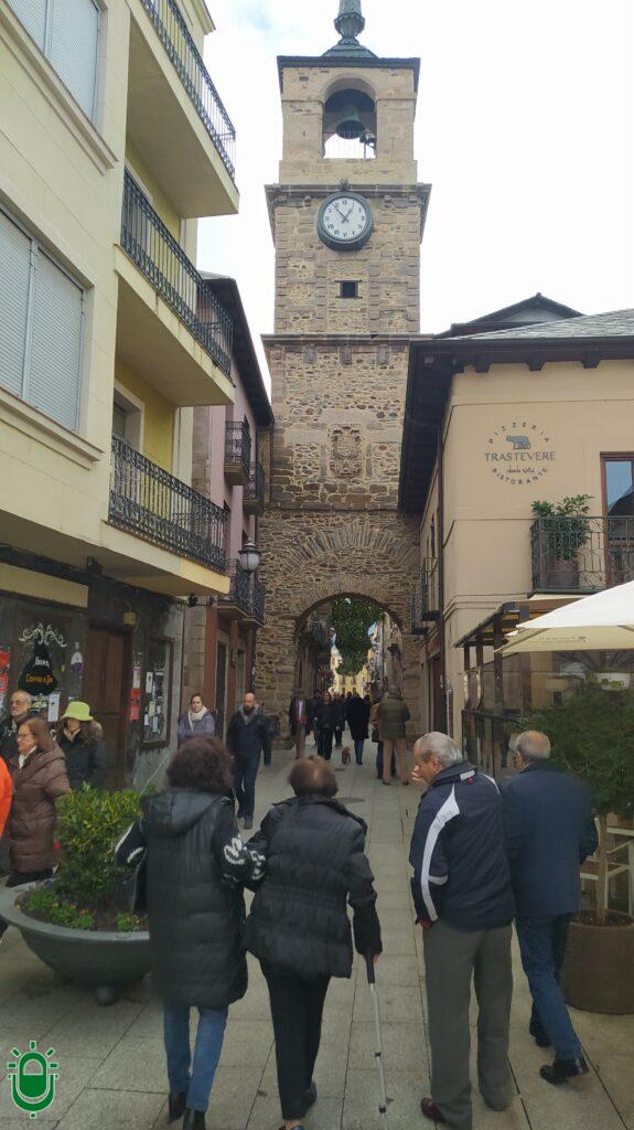 Calle del Reloj. Ponferrada, con gente