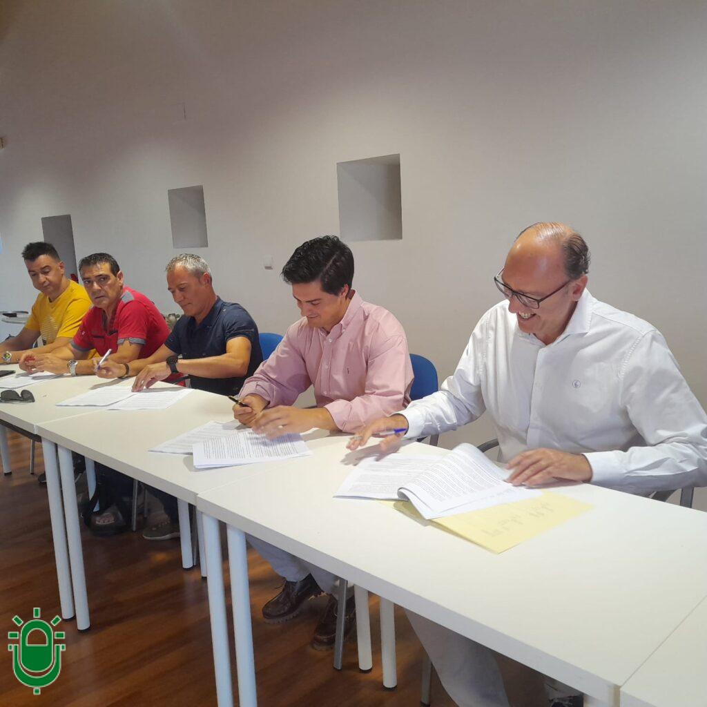 Firma convenio pizarra
