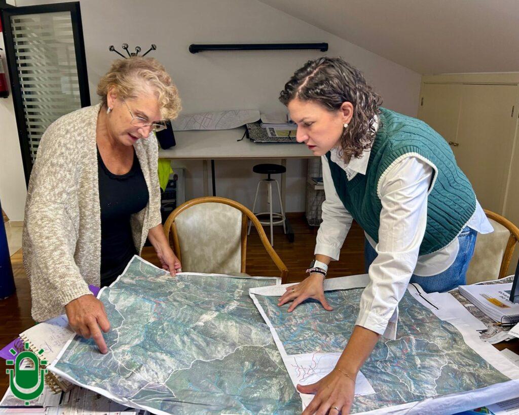 Lidia Coca y Mar Pardo, ingeniera municipal, desplegando planos. 12 sep 2025