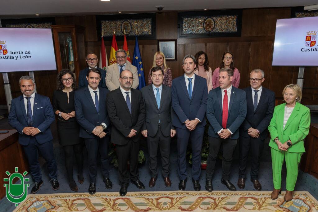 Firma convenio ampliación La Llanada. 29 octubre 2025. Foto de Familia @Paco Heras JCyL