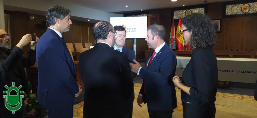 Firma convenio ampliación La Llanada. 29 octubre 2025. Mañueco con Morala e Iván Alonso