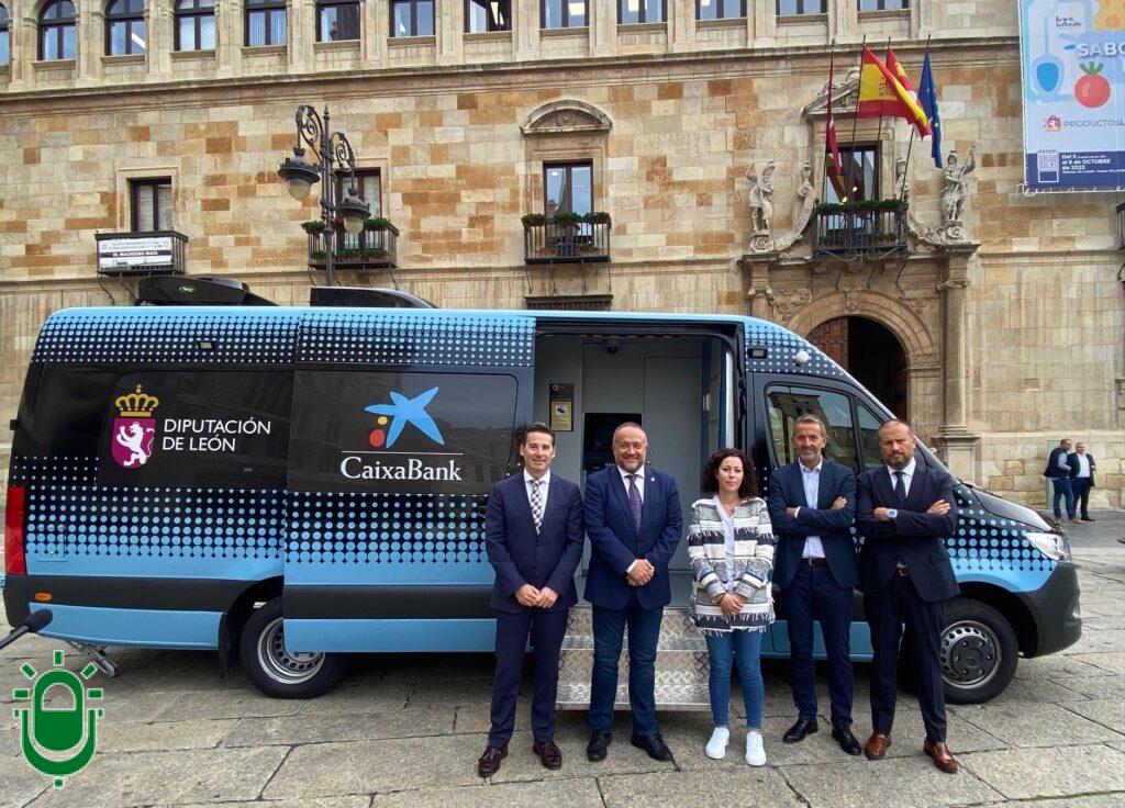 Presentación bancobus Diputación de León con Caixabank