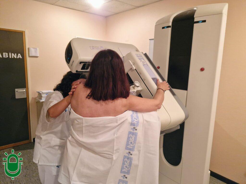 Una paciente de la Gasbi realizando una mamografía