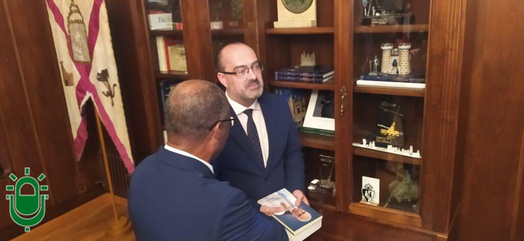 Visita primer ministro de Cabo Verde. José Ulisses Correia da Silva. 6 octubre 2025. Mirando libros