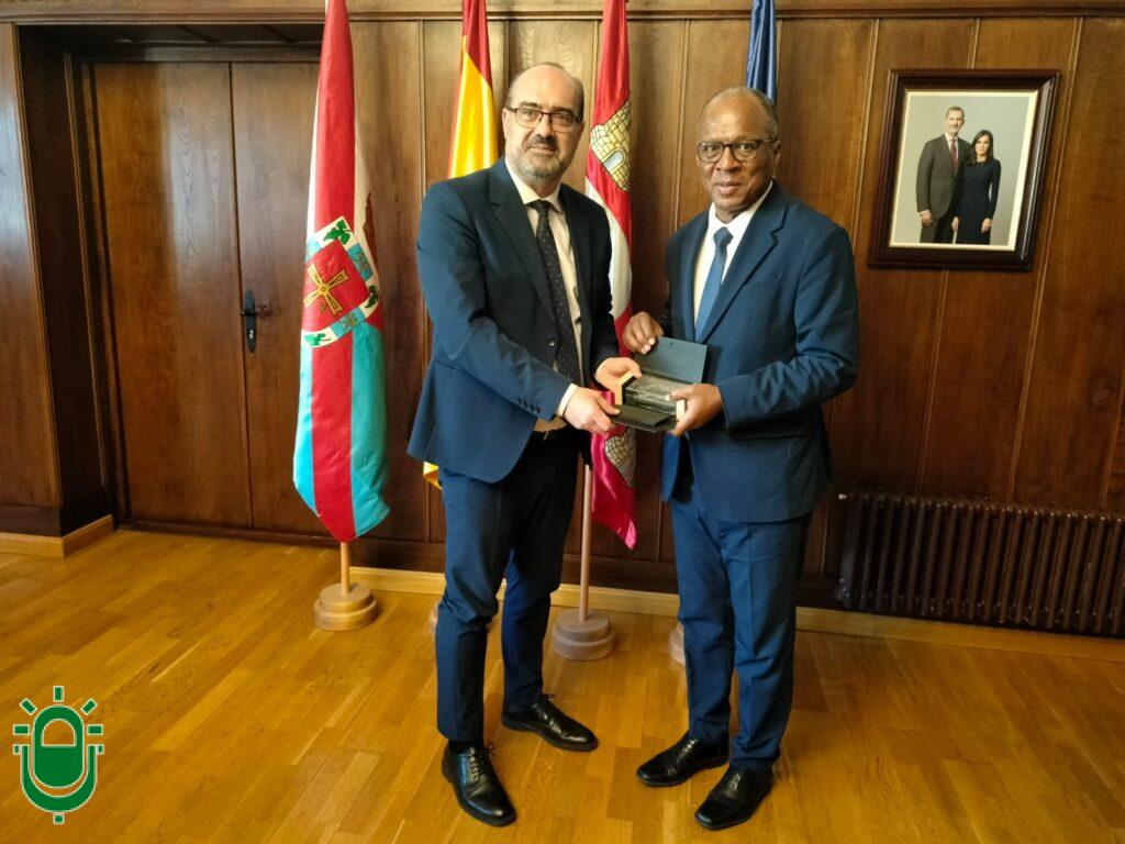 Visita primer ministro de Cabo Verde. José Ulisses Correia da Silva. 6 octubre 2025. Recibe el regalo