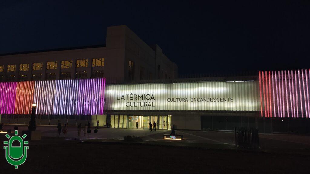 fachada La Termica Cultural de noche