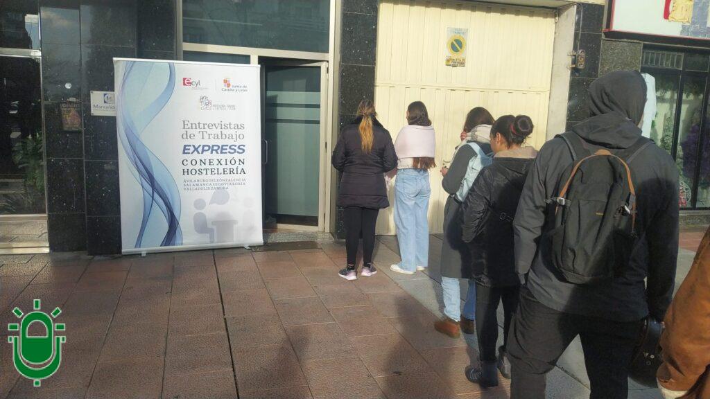 Encuestas Express de trabajo. ECyL en Ponferrada. 26 noviembre 2025. Cola en la FELE