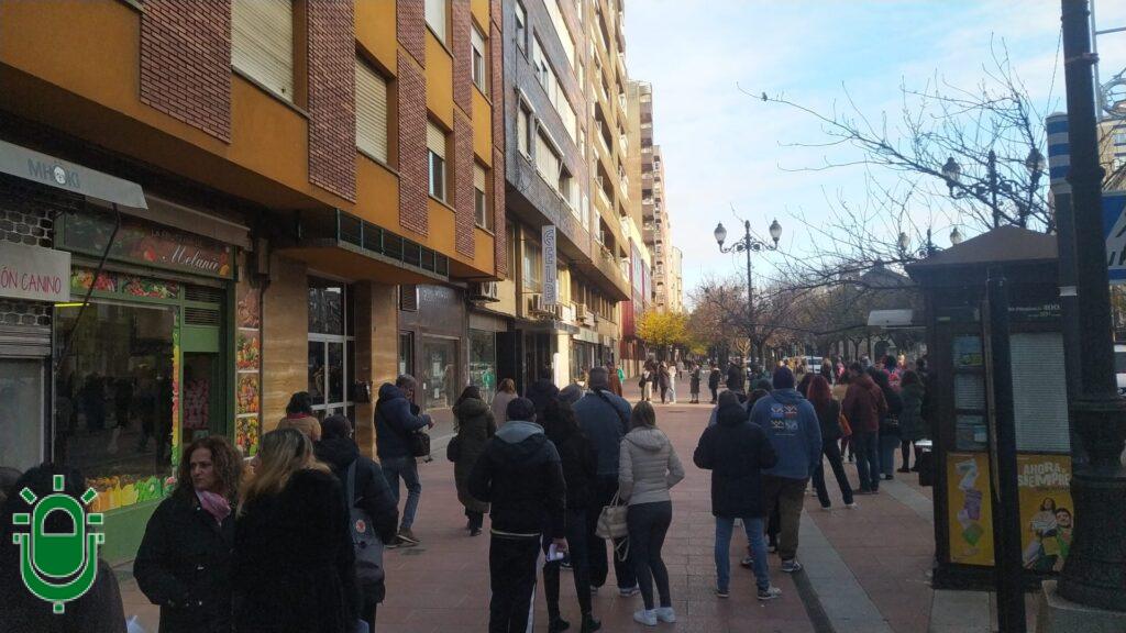 Encuestas Express de trabajo. ECyL en Ponferrada. 26 noviembre 2025. Cola en la FELE (2)