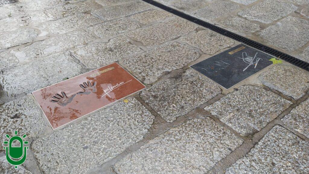 Placas Acera del Teatro. bajo la lluvia.