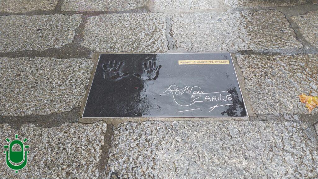 Placas Acera del Teatro. bajo la lluvia. El Brujo