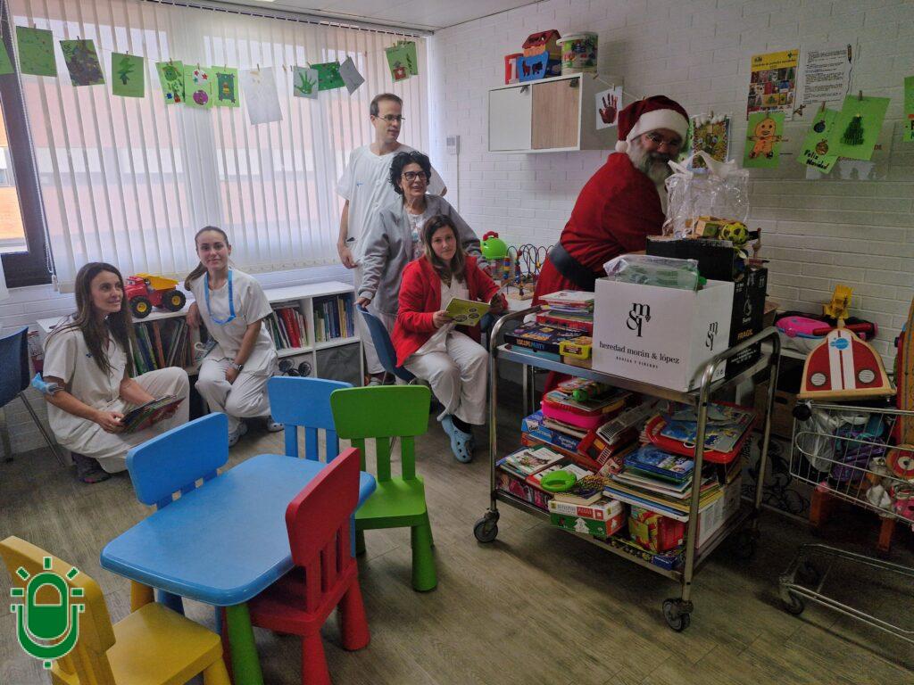 Papá Noel depositando visita Pediatría Hospital del Bierzo. 2025