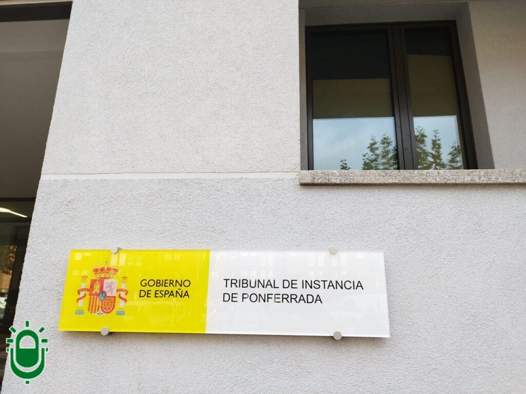 El cartel del Palacio de Justicia de Ponferrada, con referencia al Gobierno de España, deberá ser retirado