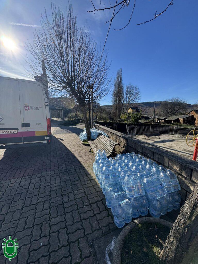 Botellas de agua en Sorbeda del Sil. Tras los incendios de 2025