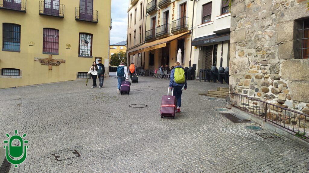 Llegan turistas con maletas a Ponferrada