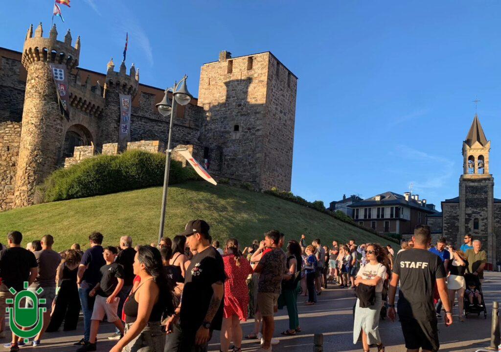Muchos turistas junto al castillo de Ponferrada