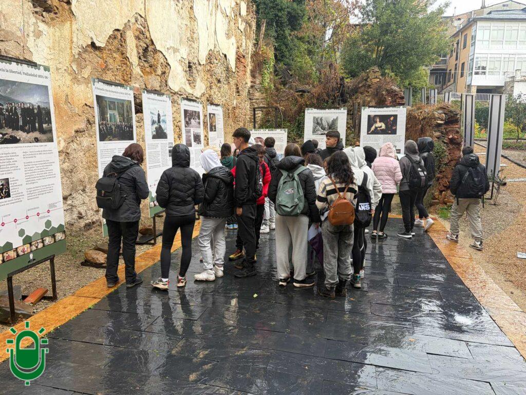 03_Estudiantes visitando el Jardín Romántico del Bierzo