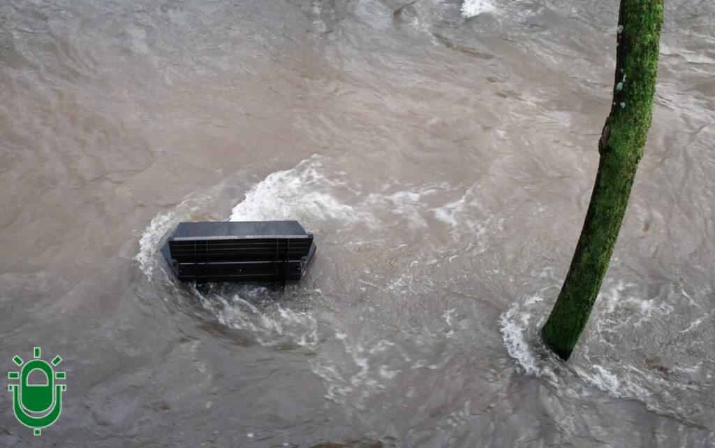 Desbordamiento del río Sil a su paso por el paseo del parque de la Concordia de Ponferrada