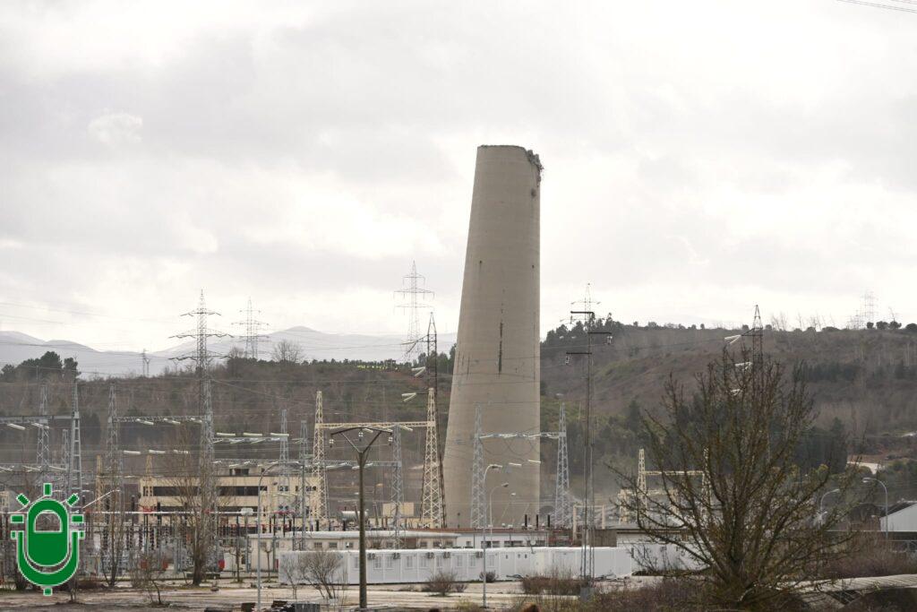 Voladura chimeneas Compostilla. 12 febrero 2026. Parte queda en pie