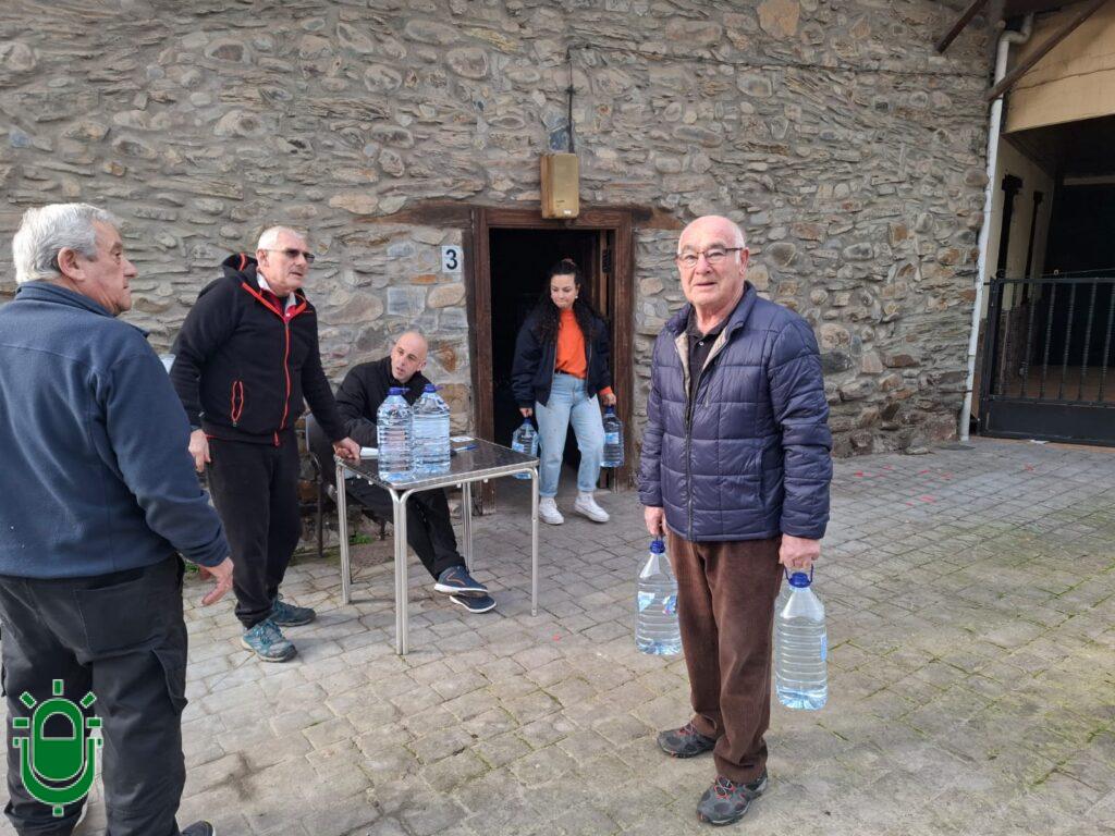 Comienza el reparto de garrafas de agua en Toral de Merayo, Rimor, Ozuela y Orbanajo