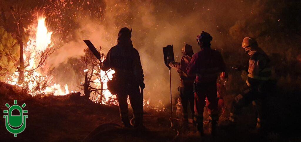Apagando incendio nocturno. BRIF