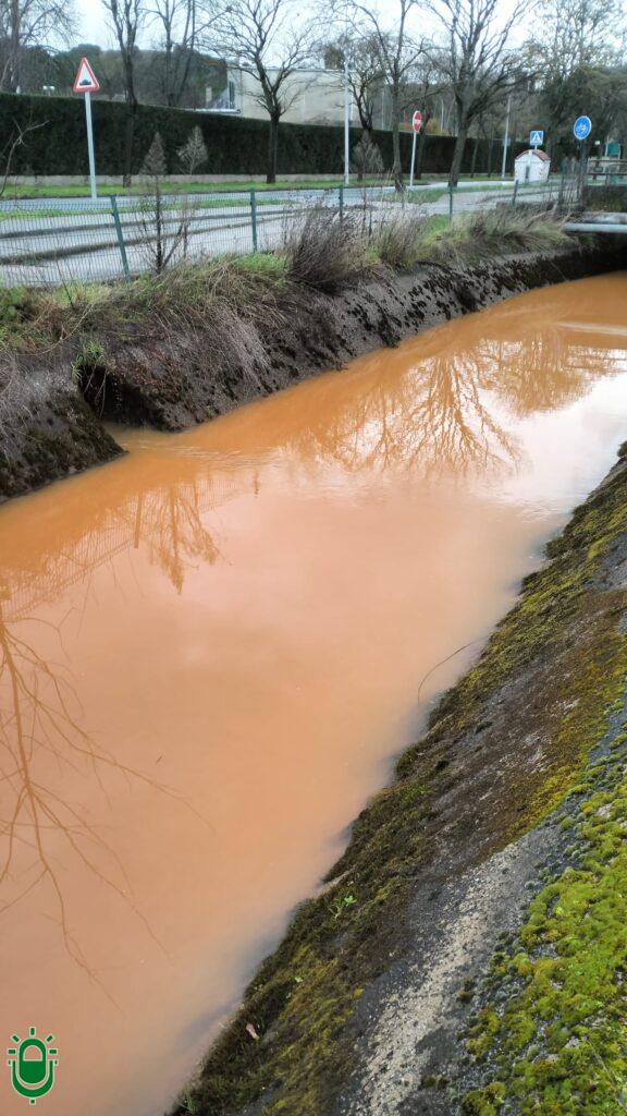 Canal Bajo en Compostilla, lleno de agua con tierra. 9 febrero 2026