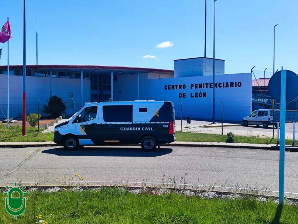 Guardia Civil delante de la cárcel de León