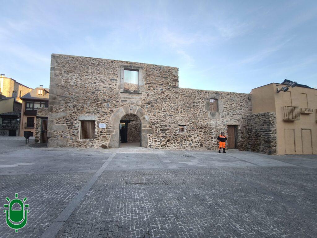 Abierto el nuevo «ágora» del casco antiguo, en el viejo edificio del Torreón, con el nombre de Ángel Ruiz