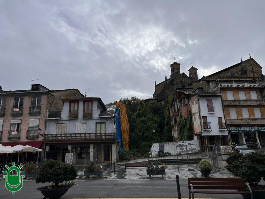 plaza mayor Villafranca. vivienda caída