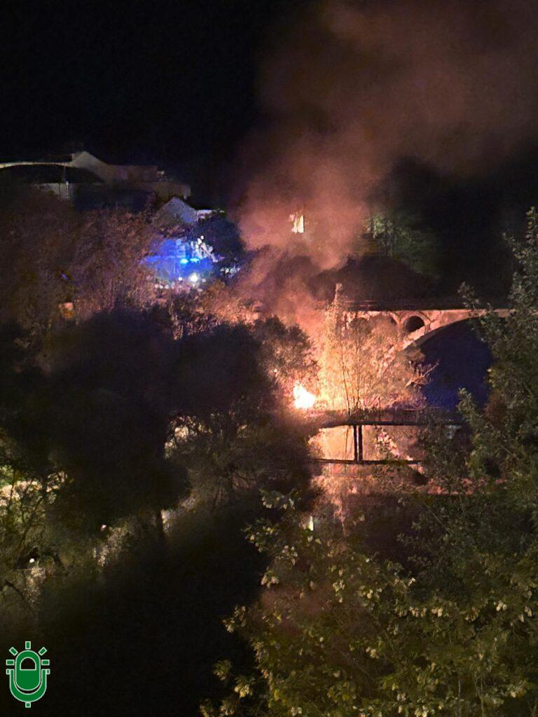 El cuarto incendio forestal en un mes, en Vega de Espinareda, ha arrasado 35 hectáreas. Y en Ponferrada, queman uno de los nuevos bancos en el paseo del Sil