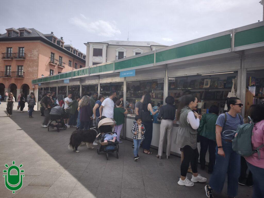 Ambiente festivo en la plaza de la Encina de Ponferrada en el día grande del libro