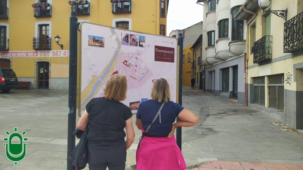 Turistas mirando cartel en Ponferrada