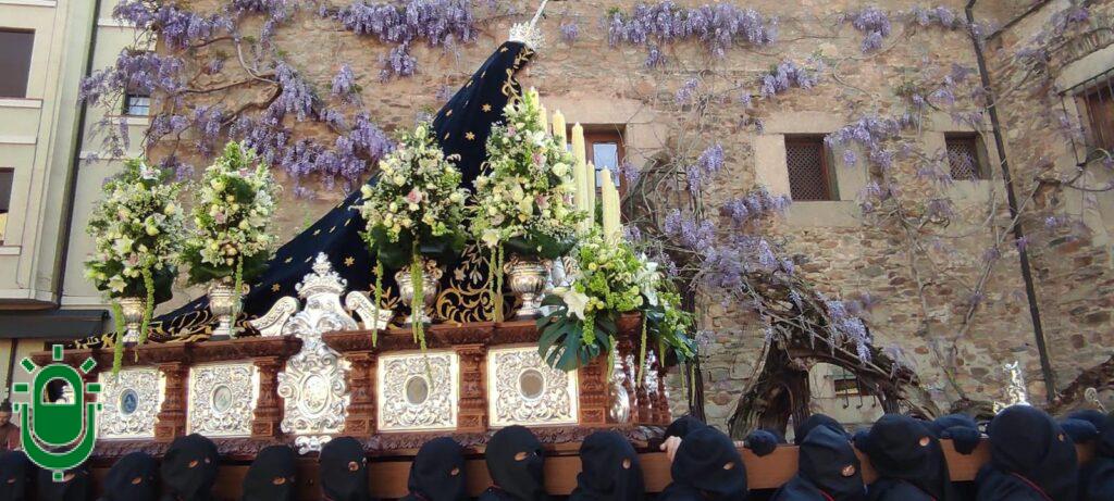 Virgen de la Soledad de Ponferrada el Viernes Santo (3). Ante la Glicinia
