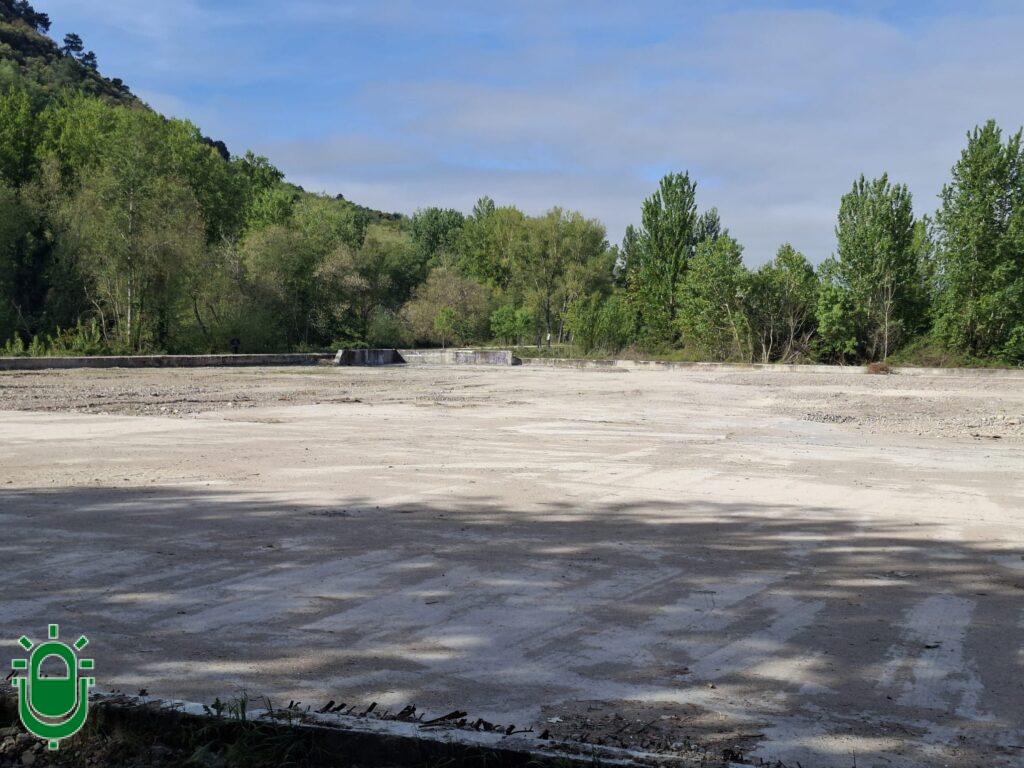 La antigua parcela de la fábrica de bloques de Ponferrada ya está limpia