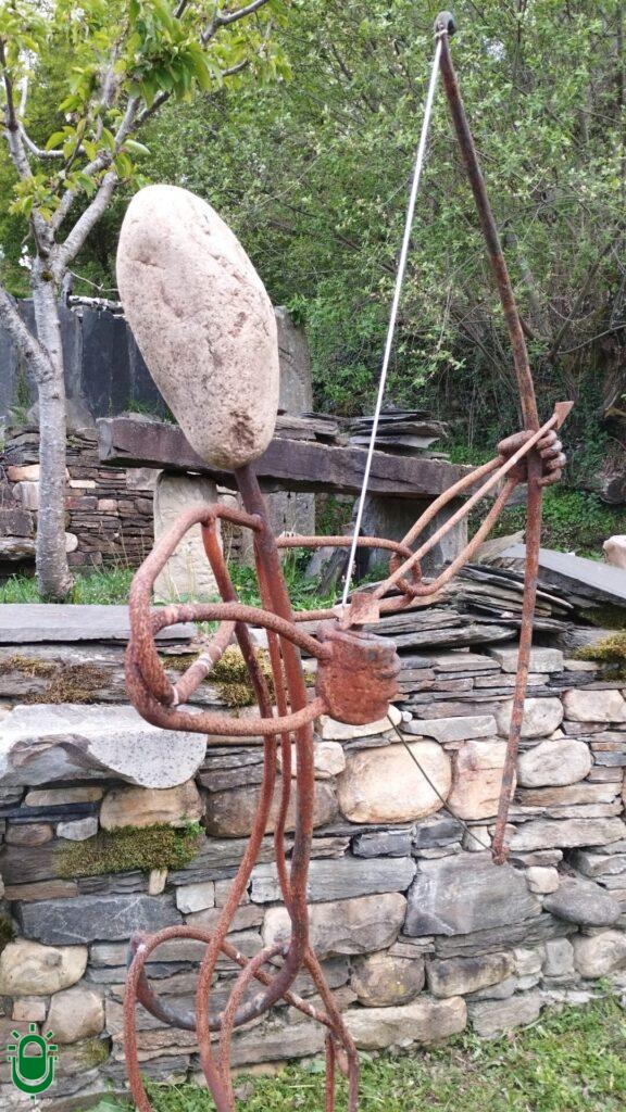 custodios en hierro y piedra