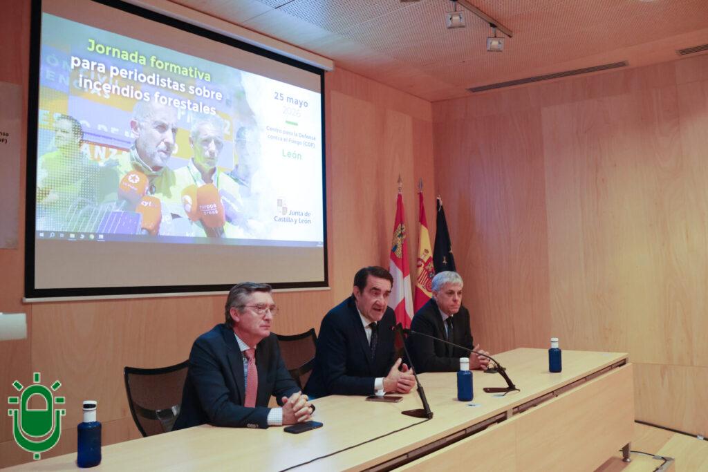 20260525+CONSEJERO+MEDIO+AMBIENTE+JORNADA+FORMACIÓN+INCENDIOS+PERIODISTAS-06