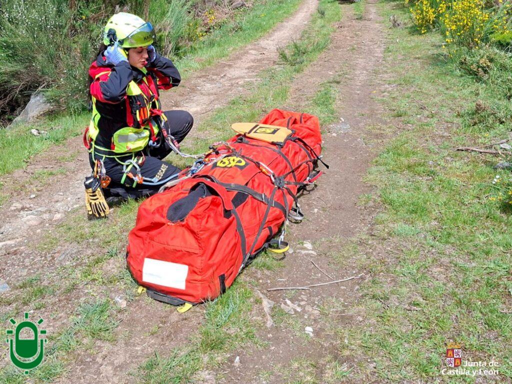 El rescate de un motorista herido en un monte de Barjas movilizó a dos helicópteros, personal sanitario y voluntarios de Protección Civil