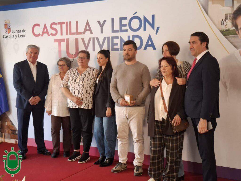 La Junta entrega las llaves de las viviendas públicas de Posada y garantiza que los pisos de alquiler social para jóvenes de Ponferrada se construirán en plazo