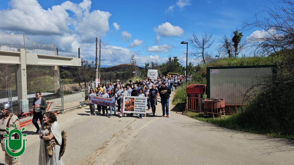 Vecinos de Las Médulas denuncian el abandono del paraje, nueve meses después del incendio forestal. Unas 300 personas protestaron hoy en el pueblo