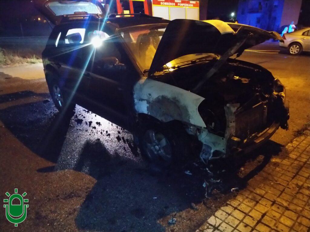 incendio nocturno coches en Ponferrada. 26 mayo 2026