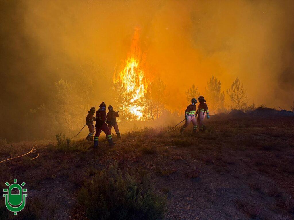 Apagando incendio nocturno. UME