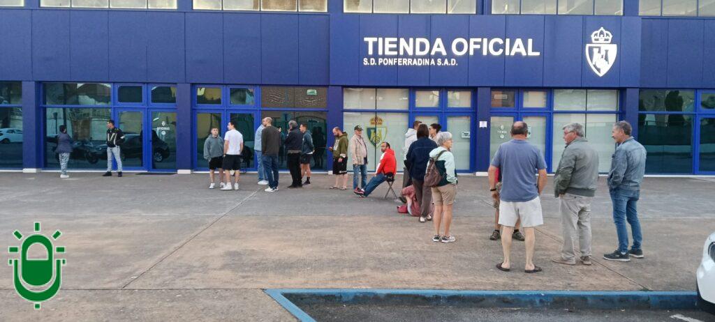 Esperas desde las seis menos cuarto de la mañana para comprar una entrada del partido de la Ponferradina