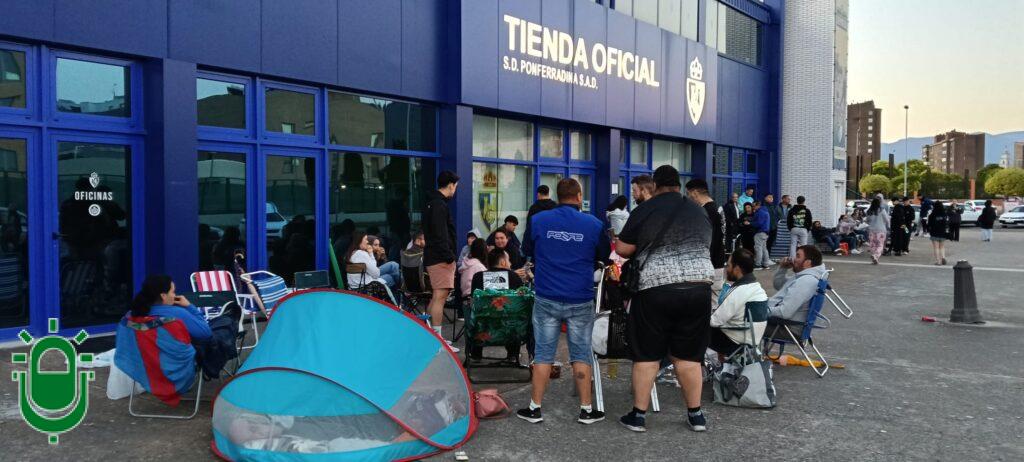 Desatada la «fiebre blanquiazul» por una entrada para el partido de la Ponferradina en Vigo. Algunos aficionados han pasado la noche, haciendo cola, en el Toralín