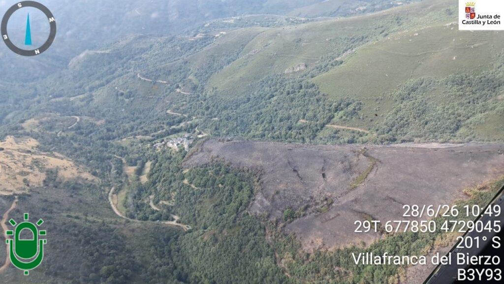 Vuelve a bajar a nivel 1 el incendio que amenazó al pueblo de Cela y obligó a confinar a sus vecinos