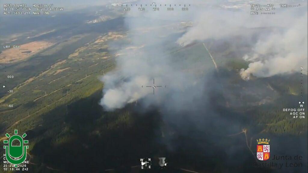 Más de 400 profesionales luchan contra el fuego en diez incendios en el Bierzo. La Junta declara Situación Operativa 1