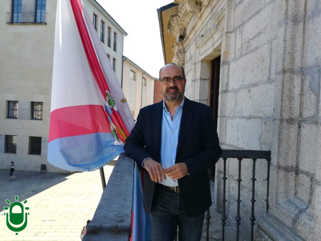 Marco Morala con la bandera del Bierzo. febrero 2025